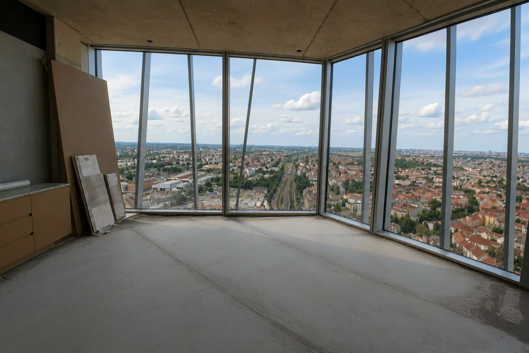 Zeitraffer eines Innenausbaus in einem Hochhaus mit Panoramavernsterung